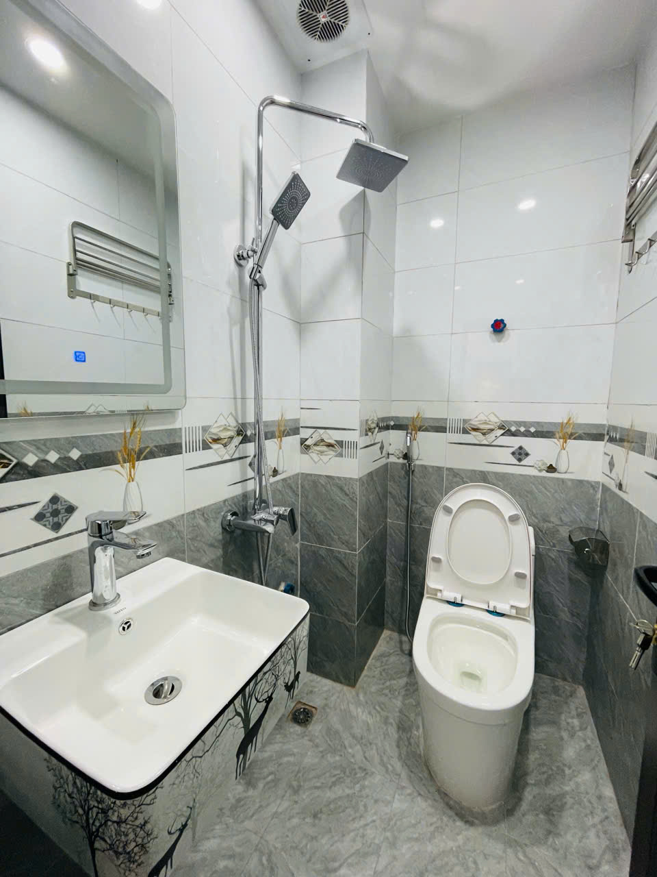CẦN BÁN GẤP NHÀ CẢM HỘI - LÒ ĐÚC 
DT- 45m2 , MT 9m , 4T . OTO ĐỖ VÀI BƯỚC CHÂN . KDOANH SẦM UẤT .-anh-4