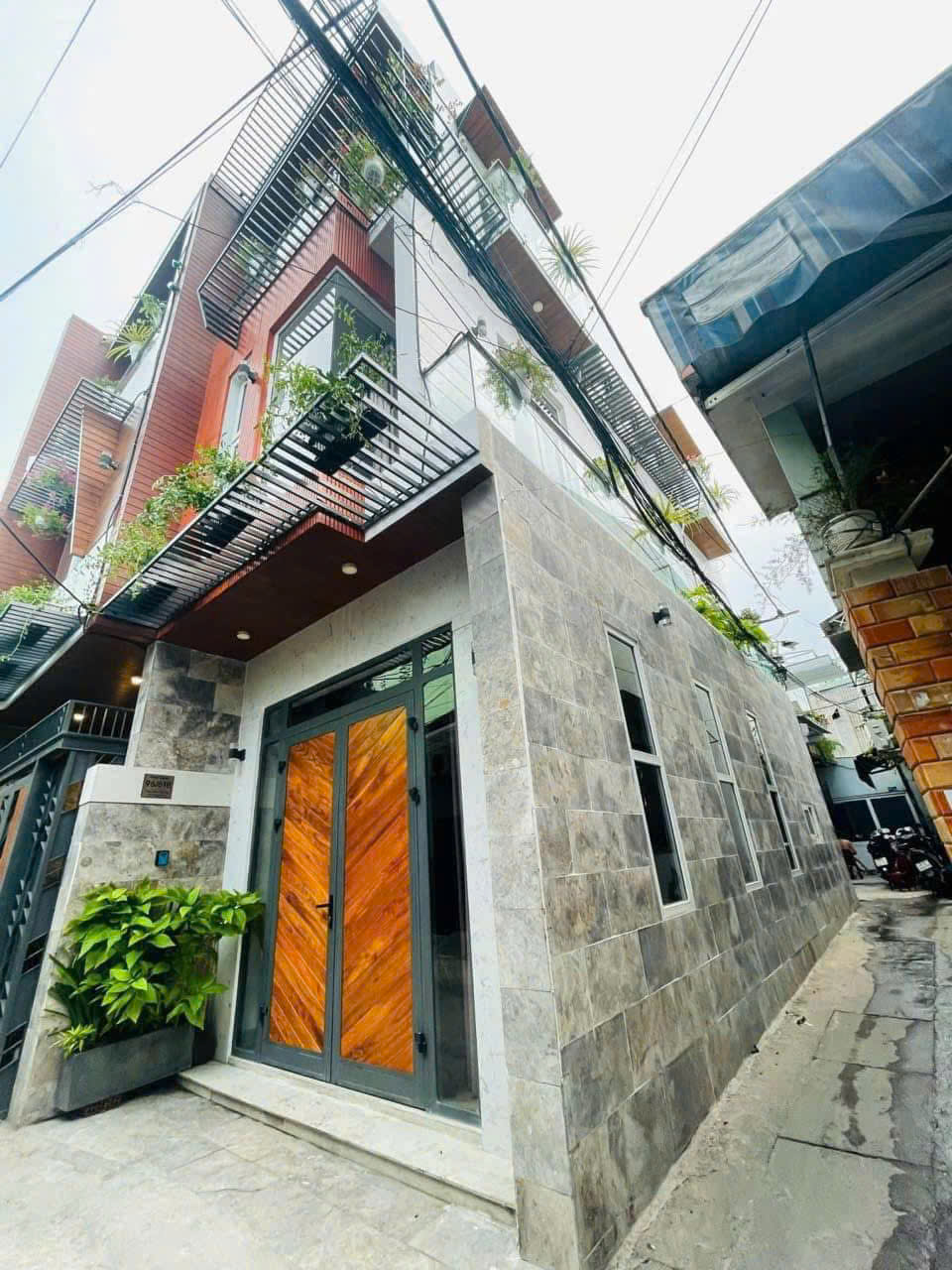 Chính chủ bán  Nhà đẹp long lanh Việt Hưng - full nội thất sịn sò, 1 nhà ra oto tránh, 43,5m, 5-anh-4