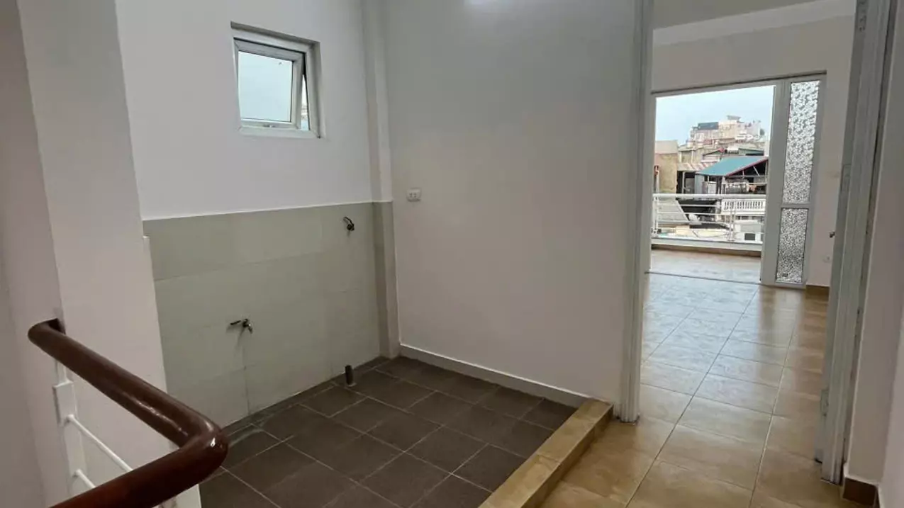 CHO THUÊ NGUYÊN CĂN TRẦN KHÁT CHÂN, NHÀ MỚI SÁT PHỐ, 38M 5T, 3 NGỦ 12TR 0965549363-anh-2