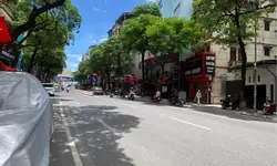 Cho Thuê nhà Hoàn kiếm,Ô tô đỗ cửa, Gần Nhà Hát Lớn. DT 35m2, 2 tầng, mặt tiền 3,5m!