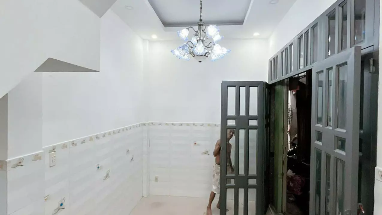 Sát mặt tiền hẻm xe hơi Q4
Ngang 6 Dài 4,65m 
Đúc bê tông 4 tấm 
GIẢM NGAY 500 TRIỆU 

HƠN 2,-anh-3
