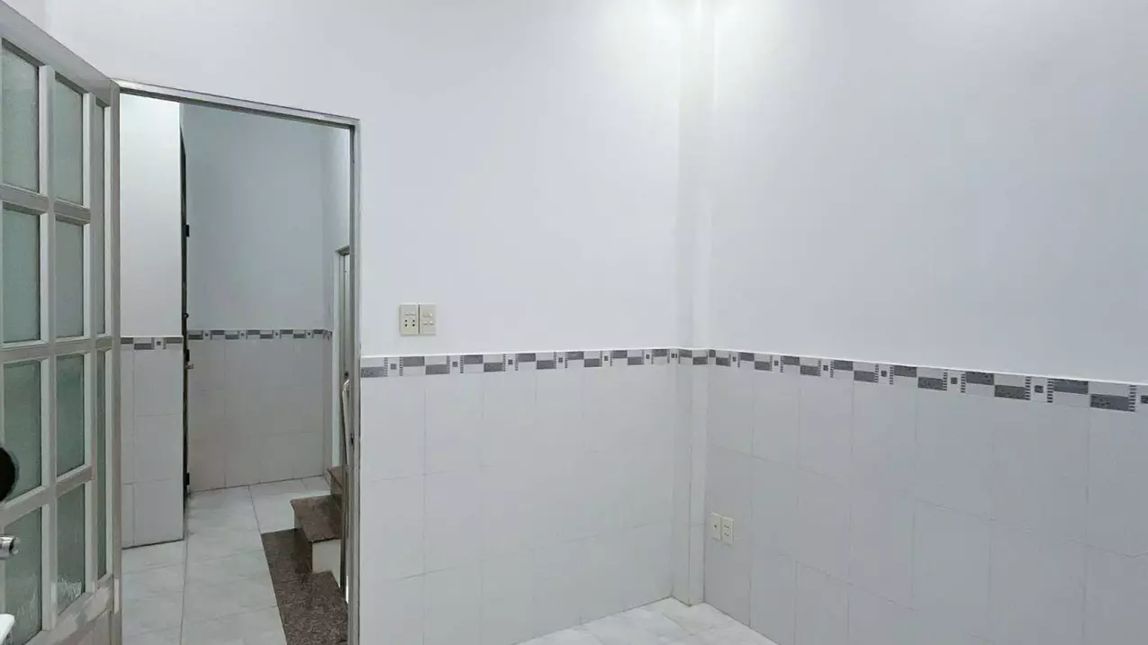 Sát mặt tiền hẻm xe hơi Q4
Ngang 6 Dài 4,65m 
Đúc bê tông 4 tấm 
GIẢM NGAY 500 TRIỆU 

HƠN 2,-anh-5